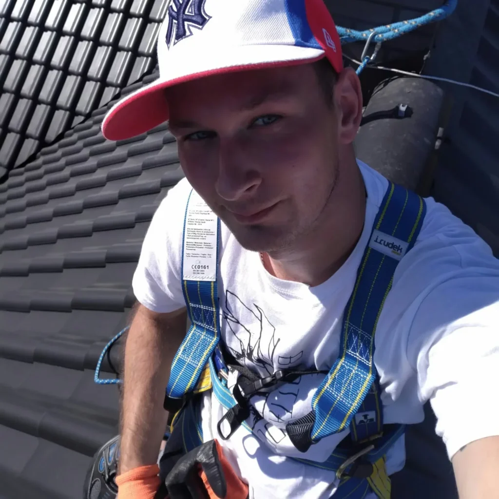 ja na dachu przy instalacji odgromowej emwu electro